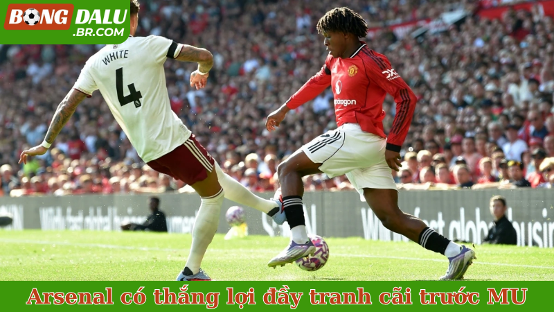 Arsenal có thắng lợi đầy tranh cãi trước MU